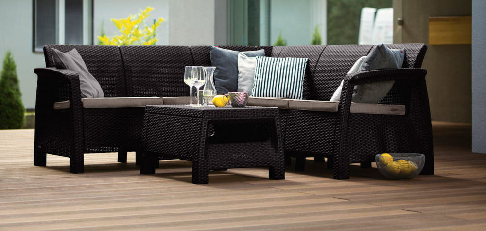 Narożnik ogrodowy KETER Corfu Relax Set 17202123 Cappuccino poduszki na siedziskach wygodne łatwe utrzymanie w czystości pokrowce poduszek można prać w pralce stelaż łagodne środki myjące miękkie ściereczki