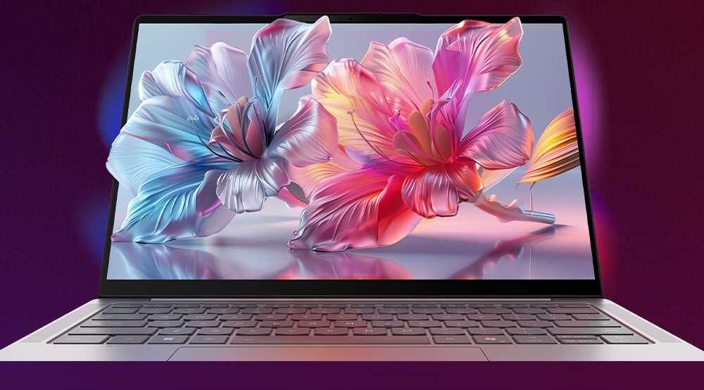 Laptop Lenovo Yoga Slim 7 Aura Edition z ekranem OLED WUXGA prezentującym żywe, kolorowe kwiaty hibiskusa w odcieniach niebieskiego i różowego na ciemnym tle, podkreślający jakość wyświetlacza. - 14-calowy wyświetlacz OLED WUXGA