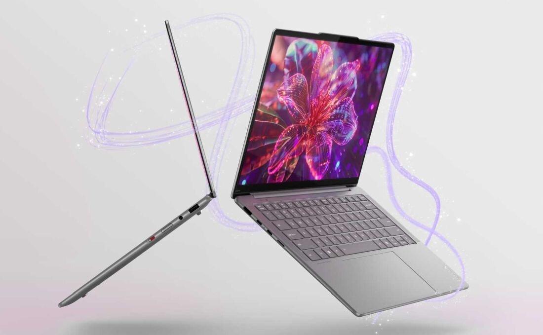 Dwa laptopy Lenovo Yoga Slim 7 z procesorem Intel Core Ultra w srebrnej obudowie, widok z przodu i z tyłu na smukłą konstrukcję z ekranem prezentującym kolorową grafikę kwiatową. - Opis serii Yoga