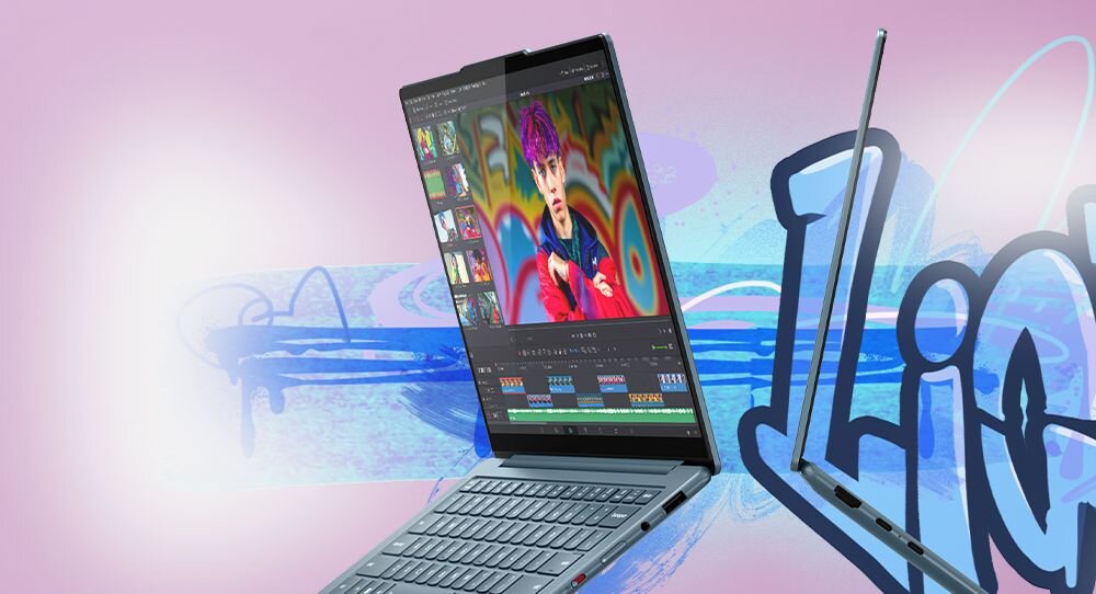 Laptop Lenovo Yoga Slim 7 z ekranem prezentującym aplikację do edycji wideo z kolorowym materiałem filmowym, na tle niebiesko-fioletowych efektów graficznych z napisem Flair. - 14-calowy wyświetlacz OLED WUXGA 