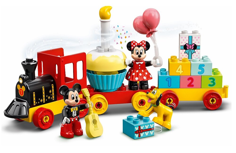 Zestaw klocków przedstawia kolorowy pociąg z figurkami Myszki Miki, Myszki Minnie i psa Pluto. Na wagonach znajdują się klocki z cyframi, tort z świeczką oraz prezenty.