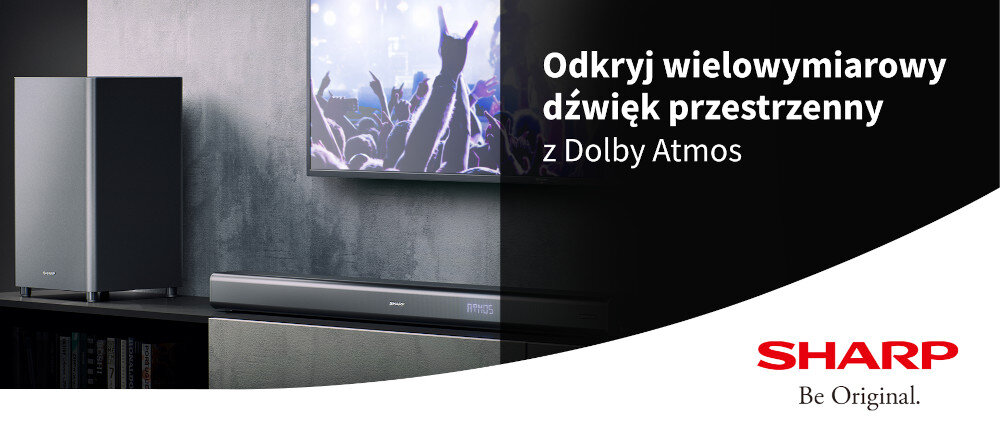 Na obrazie widoczny jest czarny soundbar i subwoofer marki Sharp, ustawione obok telewizora. Tekst na obrazie: \'Odkryj wielowymiarowy dźwięk przestrzenny z Dolby Atmos\' oraz logo \'SHARP Be Original.\'.
