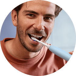 Mężczyzna szczotkujący zęby.