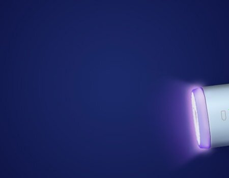 Zbliżenie na dolną część szczoteczki, na której znajduje się czujnik.