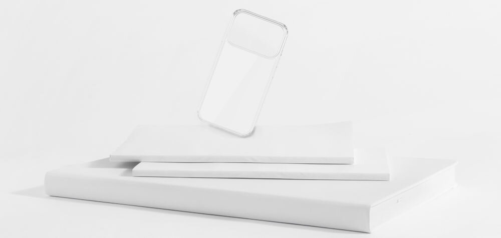 Etui 3MK Armor Case do Apple iPhone 17 Pro Max Przezroczysty prezentacja etui bokiem na stosie książek jasne tło