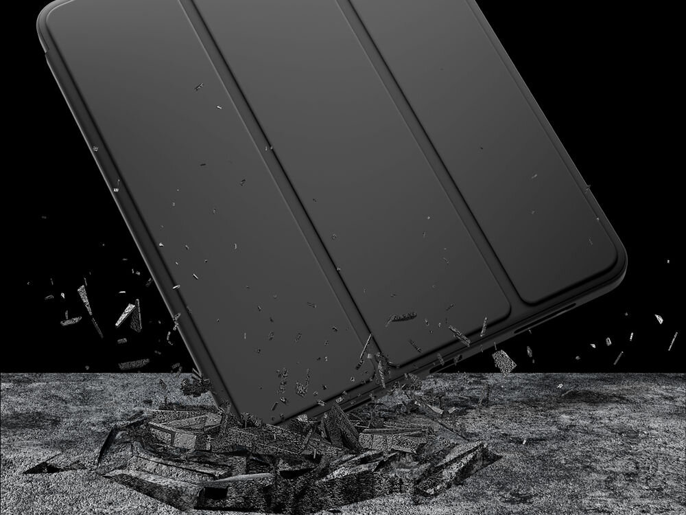 Czarne etui na tablet uderza o powierzchnię, powodując rozprysk fragmentów materiału. Tło jest ciemne, a etui ma prostokątny kształt z widocznymi liniami podziału.