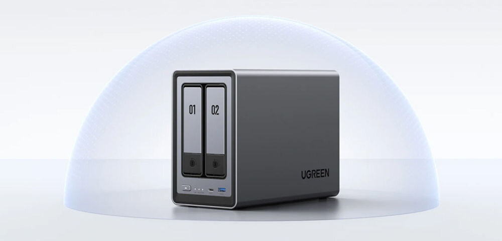 Serwer plików UGREEN NASync DXP2800 8GB RAM prezentacja urządzenia od przodu pod kątem na jasnym tle pod przezroczystą kopułą dwuzatokowy serwer NAS procesor RAM port 2.5GbE dwa dyski SATA dwa dyski M.2 NVMe 4K UGOS Pro zdalny dostęp aluminiowa obudowa odprowadzanie ciepła