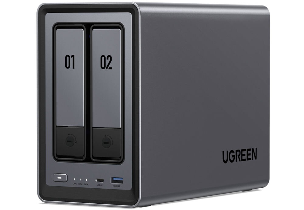 Serwer plików UGREEN NASync DXP2800 8GB RAM prezentacja urządzenia od przodu pod kątem na białym tle wymiary oszczędność przestrzeni