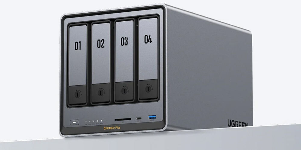Serwer plików UGREEN NASync DXP4800 Plus 8GB RAM prezentacja urządzenia na jasnym tle stojącym na szarym podeście