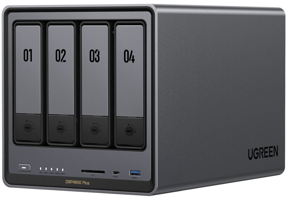 Serwer plików UGREEN NASync DXP4800 Plus 8GB RAM prezentacja urządzenia od przodu pod kątem na białym tle wymiary ustawienie w różnorodnych miejscach