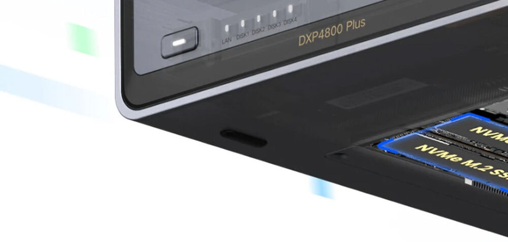 Serwer plików UGREEN NASync DXP4800 Plus 8GB RAM zbliżenie na urządzenie i dyski M.2 SSD białe tło serwer z procesorem Intel Pentium Gold 8505 5 rdzeni/6 wątków do 4,4 GHz, 8 GB RAM DDR5 4800 MHz z możliwością rozbudowy do 64 GB, wysoka wydajność i stabilna praca 24/7