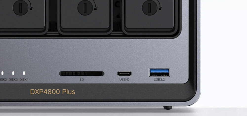 Serwer plików UGREEN NASync DXP4800 Plus 8GB RAM zbliżenie na porty znajdujące się w serwerze od przodu na jasnym tle serwer plików ze złączami USB-C i USB-A 10 Gb/s, portami USB-A 5 Gb/s i USB 2.0, wbudowanym czytnikiem kart SD 3.0 oraz portem HDMI 4K 60Hz do bezpośredniego odtwarzania wideo