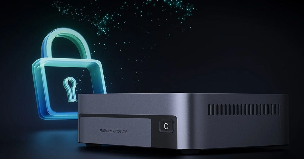 Serwer plików UGREEN NASync DXP480T Plus 8GB RAM prezentacja urządzenia od przodu pod kątem na ciemnym tle obok kłódka mechanizmy zabezpieczające ochrona przed utratą lub kradzieżą informacji RAID JBOD/Basic/0/1/5/6/10 dostosowanie poziomu ochrony do indywidualnych potrzeb