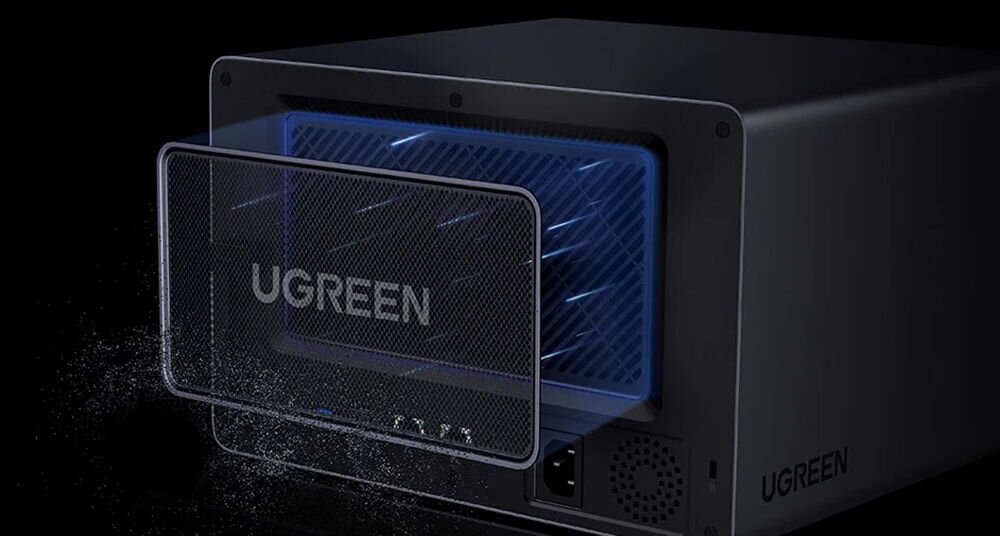 Serwer plików UGREEN NASync DXP8800 Plus 8GB RAM prezentacja serwera plików od tyłu na ciemnym tle imitacja otwierania tyłu urządzenia gniazda SATA M.2 NVMe do 208 TB danych 72 miliony zdjęć 218 milionów dokumentów 141 tysięcy filmów pamięć cache