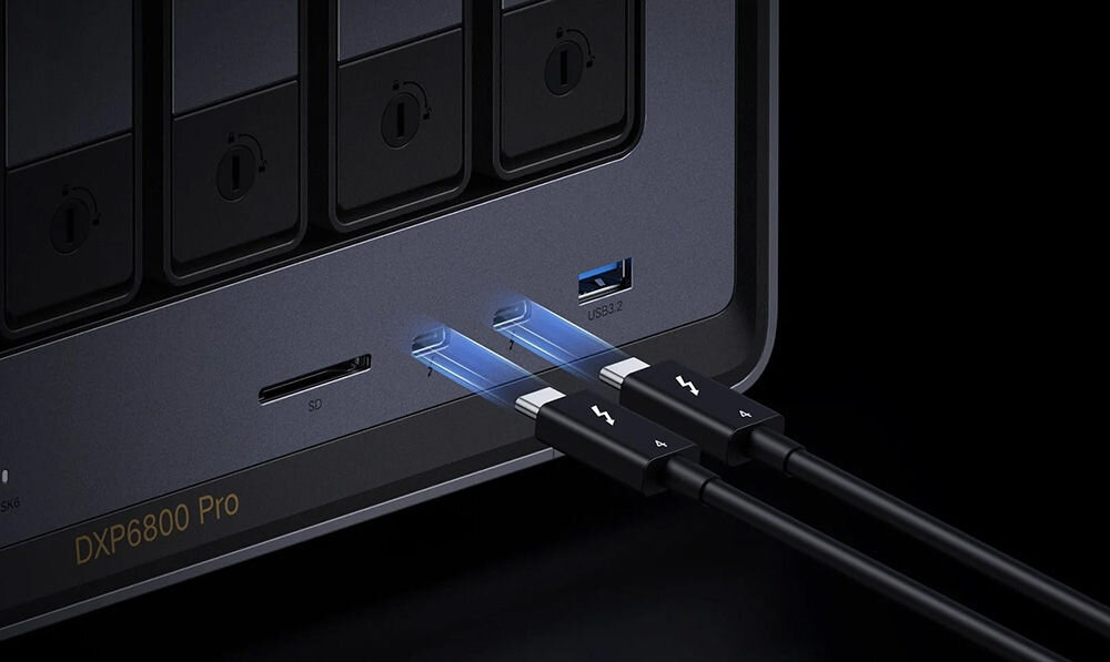 Serwer plików UGREEN NASync DXP8800 Plus 8GB RAM prezentacja przedniego panelu zbliżenie na porty i wizualizacja podłączania kabli dwa porty Thunderbolt™ 4 przepustowość do 40 Gb/s szybkie przesyłanie dużych plików