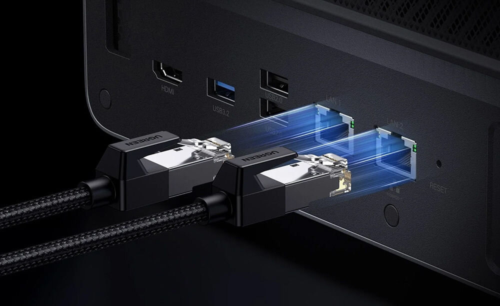 Serwer plików UGREEN NASync DXP8800 Plus 8GB RAM zbliżenie na złącza na czarnym tle wizualizacja podłączania kabli dwa poty USB 3.2 Gen2 dwa porty USB 2.0 HDMI 8K czytnik kart złącze PCIe x4 możliwa dalsza rozbudowa serwera