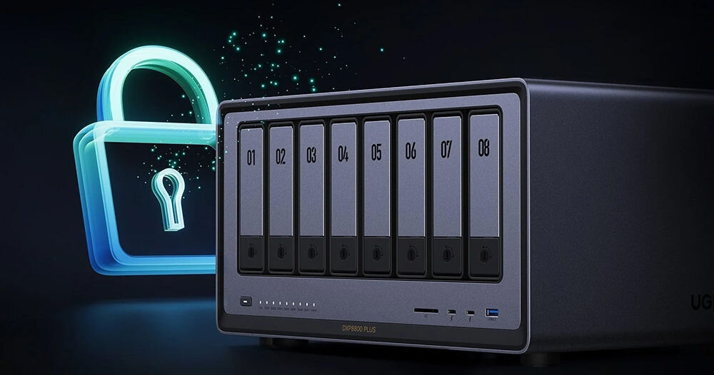 Serwer plików UGREEN NASync DXP8800 Plus 8GB RAM prezentacja urządzenia od przodu pod kątem na ciemnym tle obok kłódka kompleksowa ochrona danych funkcje bezpieczeństwa security Manager RAID JBOD Basic 0 1 5 6 10 ochrona przed utratą danych