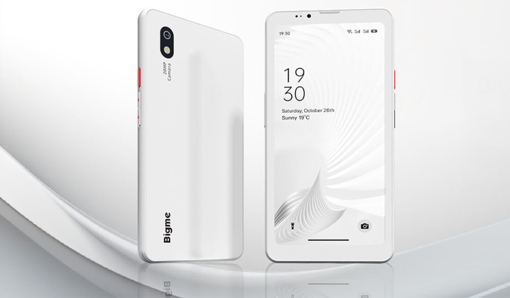 Czytnik e-booków BIGME Hibreak Pro 6.13 cala, Podświetlany ekran, Wi-Fi prezentacja urządzenia od tyłu pod kątem i frontu na jasnym tle elastyczne ustawienia układu tekstu funkcja TTS odsłuchiwanie tekstów tłumaczenie dodawanie adnotacji rozrywka praca
