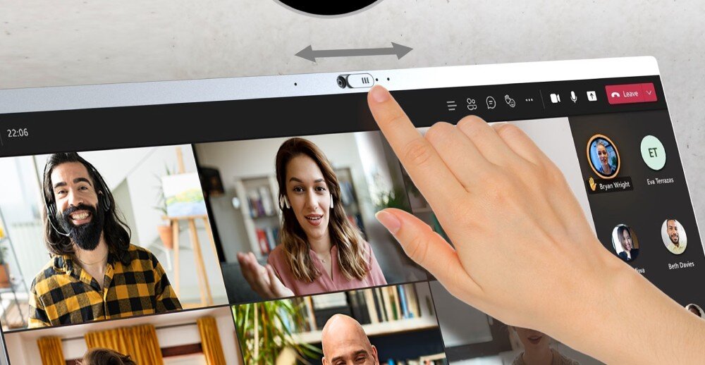 Komputer ACER Aspire C27-195ES Palec przesuwający fizyczną zasłonę wbudowanej kamery internetowej w górnej części ekranu z wyświetloną rozmową wideo, kamera, mikrofony, audio