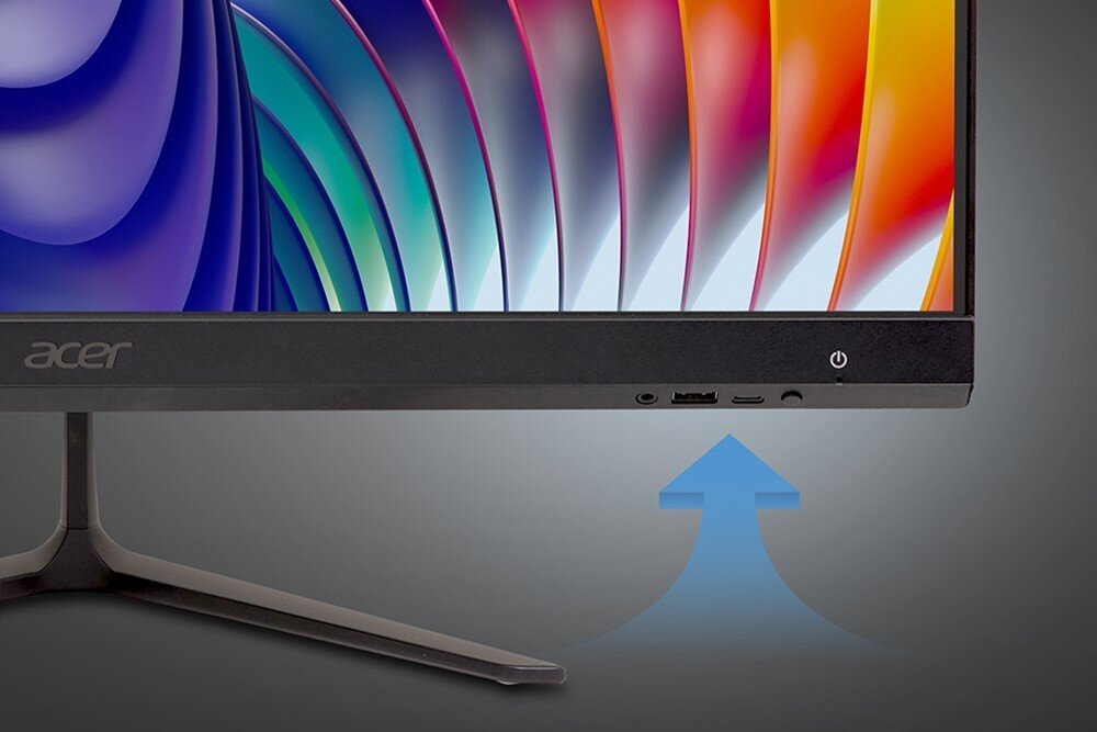 Komputer ACER Aspire C27-2E13U Dolna część ekranu komputera z widocznymi złączami USB, audio i przyciskiem zasilania, oznaczona niebieską strzałką, budowa, obudowa, dysk, pojemność