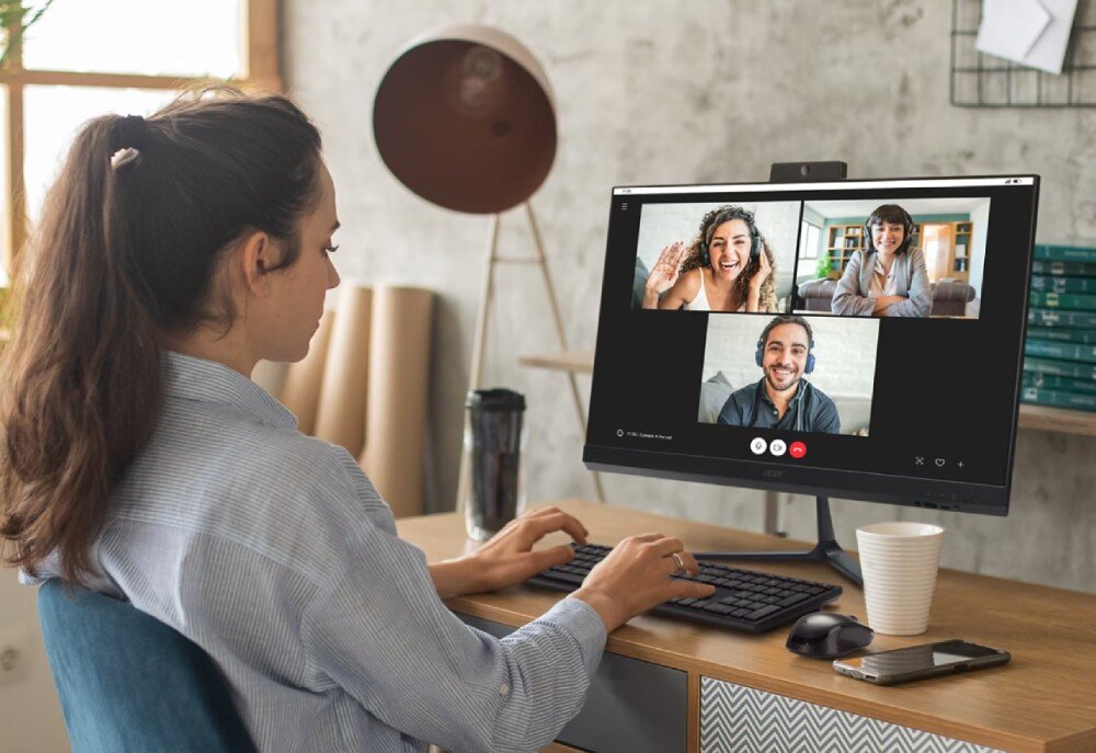 Komputer ACER Aspire C24-2YE13U3UNL Kobieta prowadząca wideokonferencję na komputerze all-in-one, na ekranie trzech rozmówców w osobnych oknach, odświeżanie, rozdzielczość, ekran