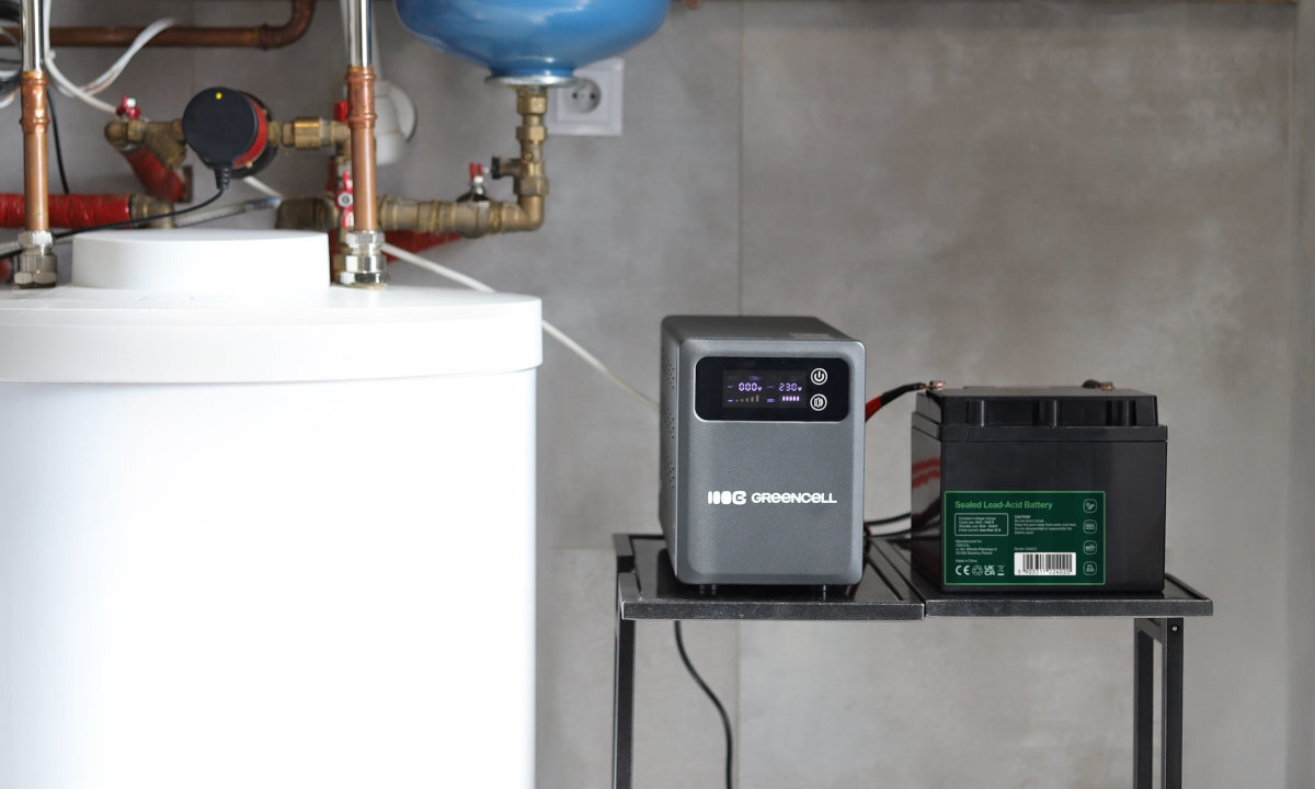 GREENCELL PowerCore dwa gniazdka wyjściowe Schuko Napięcie wejściowe wynosi 230 V (w zakresie 155-285) napięcie wyjściowe 230 V - zasilacz na stoliku przy piecu