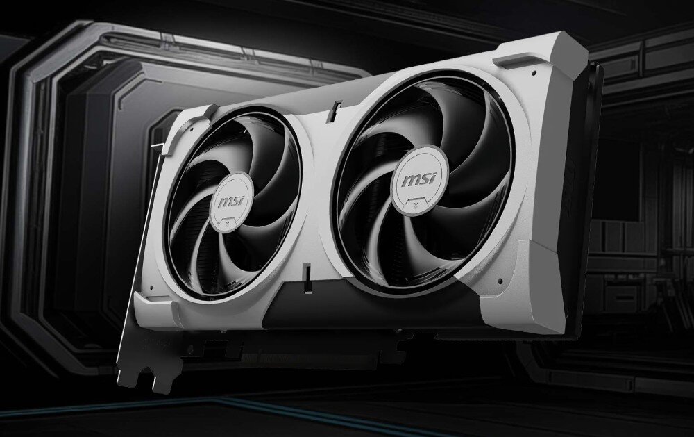 Karta graficzna MSI GeForce RTX 5060 Ti Ventus 2X OC Plus 8GB Zbliżenie na kartę graficzną z serii MSI z dwoma dużymi wentylatorami umieszczonymi symetrycznie na froncie, osadzoną w metalowej obudowie, na tle futurystycznego wnętrza, opis
