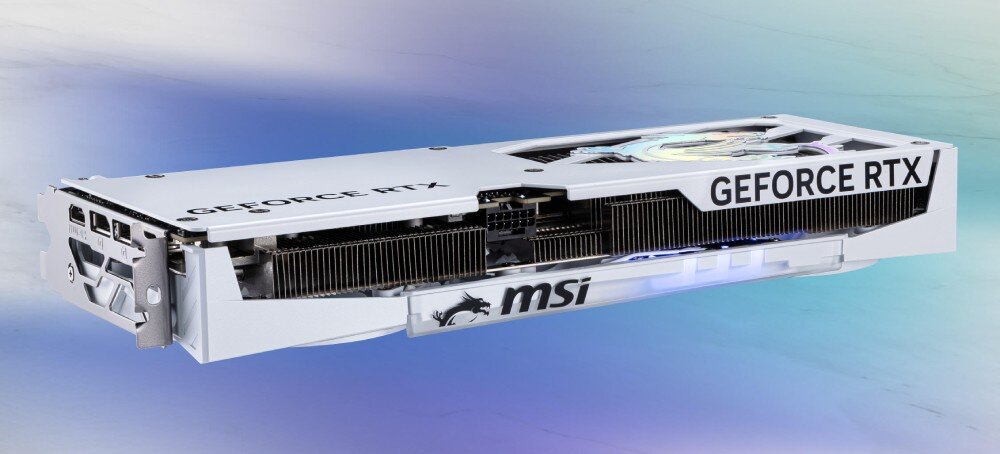 Karta graficzna MSI GeForce RTX 5060 Ti Gaming Trio OC White 16GB Widok z boku na czarną kartę z widocznymi żeberkami, napisem 'msi' z podświetleniem i oznaczeniem 'GEFORCE RTX', wygląd, obudowa, światło LED