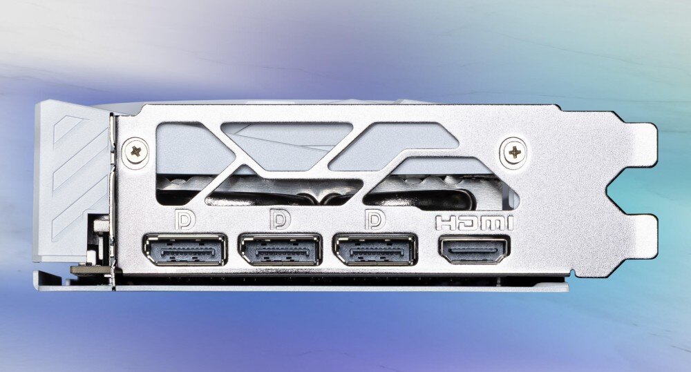 Karta graficzna MSI GeForce RTX 5060 Ti Gaming Trio OC White 16GB Metalowy śledź z trzema portami DisplayPort i jednym portem HDMI w rzędzie na tle rozmytych kolorów, porty, złącza