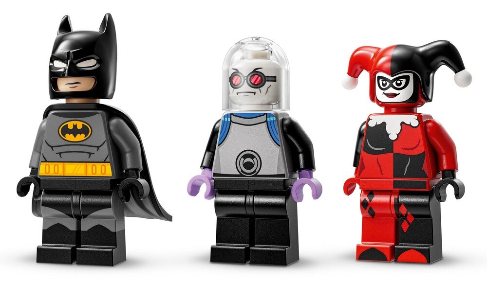 Na obrazie znajdują się trzy figurki LEGO przedstawiające postacie w kostiumach: jedna w czarnym stroju z symbolem nietoperza, druga w szarym stroju z przezroczystym hełmem, a trzecia w czerwono-czarnym stroju z charakterystycznym nakryciem głowy.