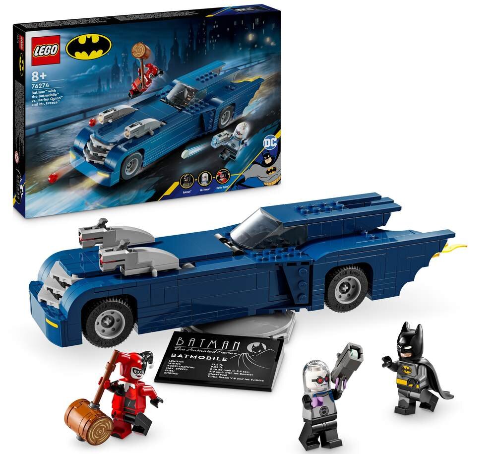 Na obrazie znajduje się zestaw LEGO z modelem Batmobilu oraz trzema minifigurkami postaci. W tle widoczne jest pudełko z grafiką przedstawiającą Batmobil w akcji oraz logo LEGO i Batman.