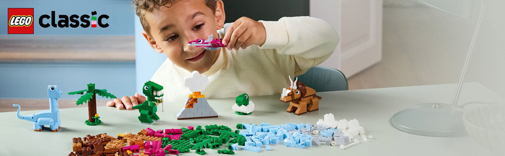 Dziecko bawi się zestawem klocków LEGO, tworząc różne kształty dinozaurów. W tle widoczne jest logo \'LEGO classic\'.
