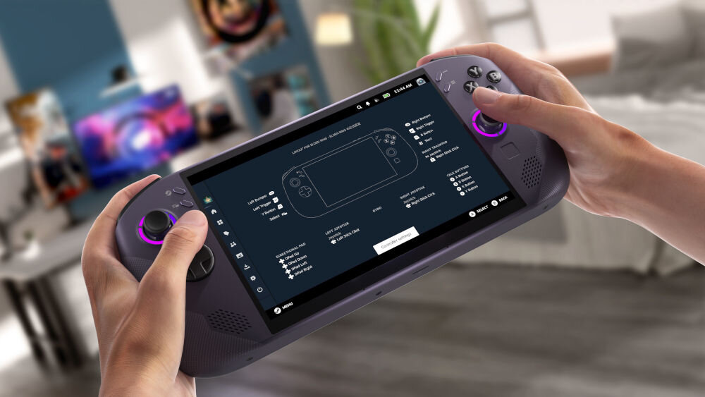 Konsola LENOVO Legion Go S Steam Os Fioletowy prezentacja konsoli podczas użytkowania w tle pokój przyciski A B X Y D-pad joysticki lewy prawy przyciski funkcyjne Y1 Y2 LT RT LB RB przełącznik zakresu komfort efektywność
