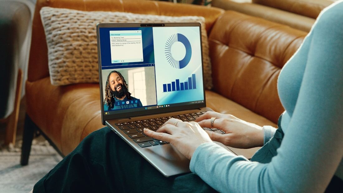 Osoba w niebieskim swetrze używająca laptopa Dell Latitude z wykresami analitycznymi i wideokonferencją z uśmiechniętym mężczyzną na skórzanej kanapie. - Platformy Snapdragon Microsoft Office, Chrome, Teams, Zoom i Adobe Creative Suite 