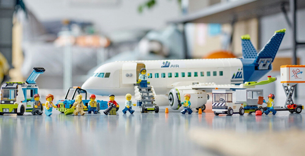 KLOCKI LEGO CITY SAMOLOT PASAŻERSKI 60367 obsługa