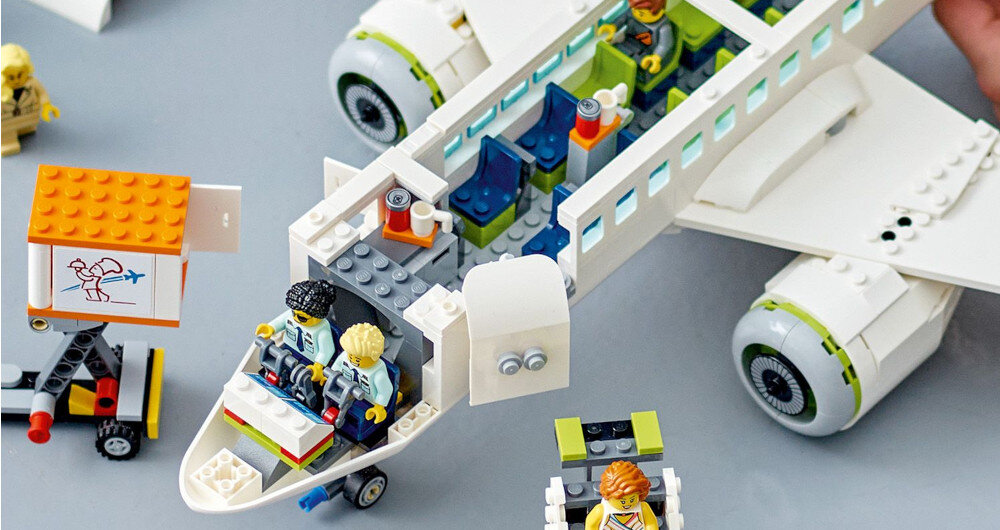 KLOCKI LEGO CITY SAMOLOT PASAŻERSKI 60367 pokład Udogodnienia