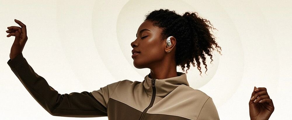 Słuchawki powietrzne QCY Crossky R70 pamięć kształtu stabilne dopasowanie lekka konstrukcja, osoba z założonymi słuchawkami powietrznymi