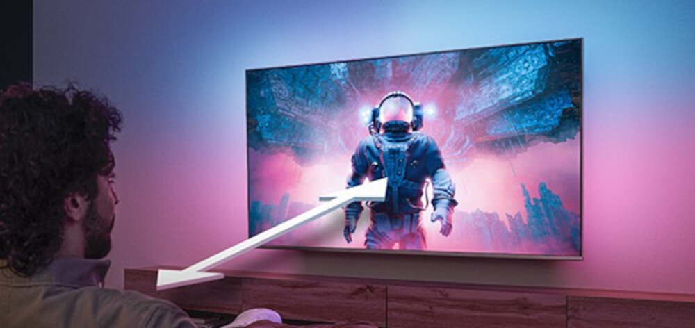 PHILIPS 65MLED920 55 cali dopasowanie do salonu, osoba siedząca przed telewizorem