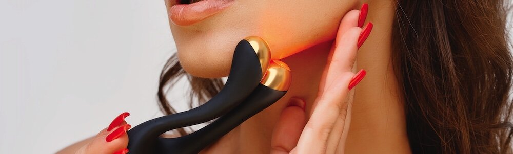 Urządzenie do liftingu twarzy DIFORO Amirta Czarno-złoty + kuferek na kosmetyki Bordowy stymulacja produkcji kolagenu, redukcja przebarwień, regeneracja skóry