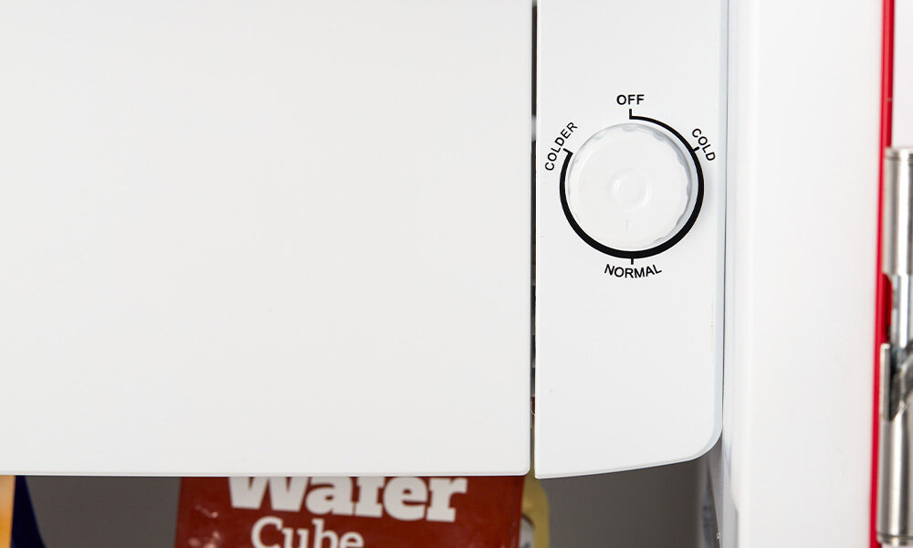 LODÓWKA MIDEA MDRD142SLE32 Zdjęcie pokazuje pokrętło regulacji temperatury umieszczone wewnątrz lodówki, z oznaczeniami OFF, NORMAL, COLD i COLDER. Element zamontowany jest obok białej ścianki urządzenia pokrętło termostatu ustawienie temperatury poziom chłodzenia normal cold colder