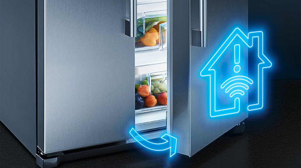 LODÓWKA SIEMENS KF96RSBEA Grafika przedstawia uchylone drzwi lodówki z ikoną domu i sygnału. Symbol informuje o powiadomieniu przy niedomkniętym urządzeniu wifi aplikacja zdalne sterowanie smart home powiadomienia inteligentne funkcje