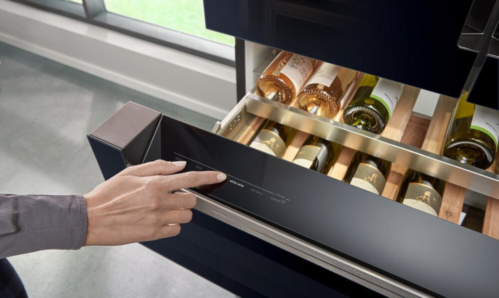 LODÓWKA SIEMENS KF96RSBEA Szuflada na wino wysunięta z chłodziarki mieści kilka butelek ułożonych poziomo. Panel dotykowy umożliwia wybór ustawień temperatury wino napoje regulacja temperatury półki drewniane przechowywanie butelek chłodzenie napojów