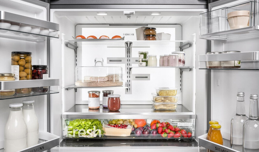 LODÓWKA SIEMENS KF96RSBEA Widok wnętrza lodówki pokazuje symetryczny układ półek, pojemników i drzwiowych balkoników. Produkty spożywcze są równomiernie rozmieszczone równomierne chłodzenie cyrkulacja powietrza świeżość produktów stabilna temperatura szklana ściana