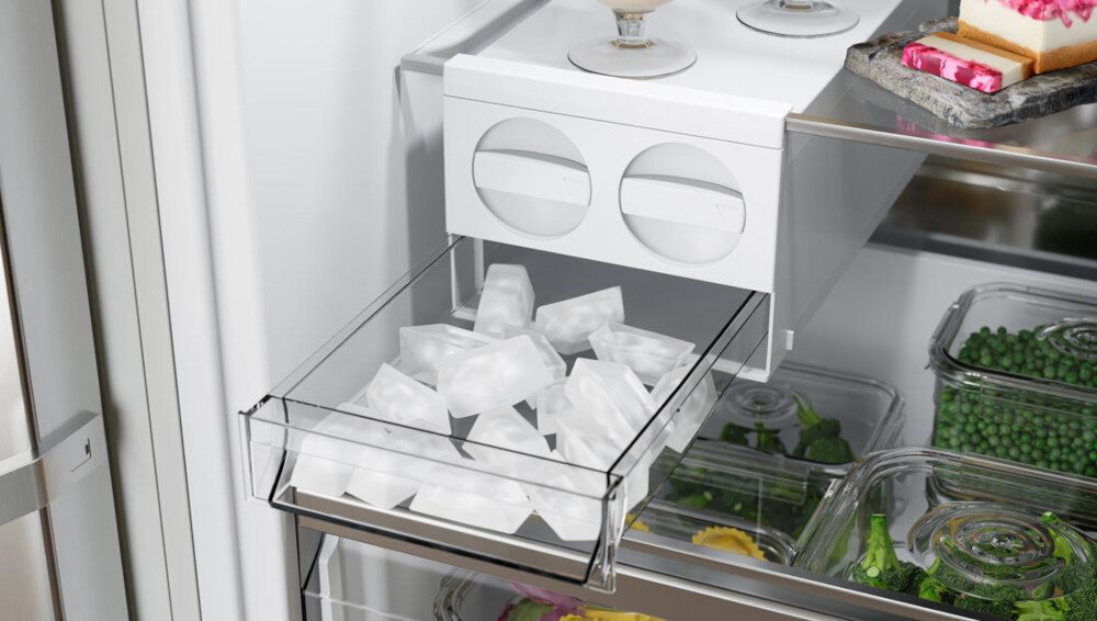 LODÓWKA SIEMENS KF96RSBEA Szuflada z kostkarką zawiera gotowe kostki lodu w przezroczystym pojemniku. Mechanizm wysuwania umożliwia łatwy dostęp kostkarka lód szybkie kostki zbiornik na wodę