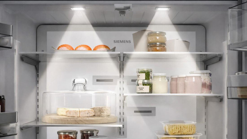 LODÓWKA SIEMENS KF96RSBEA Wnętrze lodówki oświetlone punktowymi lampami LED podkreśla zawartość półek. Na górze widoczne są produkty w słoikach i pojemnikach oświetlenie led energooszczędne światło widoczność wnętrza