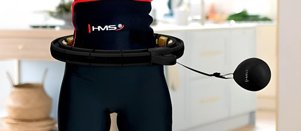 Hula hop HMS HHM13 Czarno-złoty zwiększona efektywność dodatkowe akcesoria pasy wyszczuplające wsparcie procesu redukcji tkanki tłuszczowej zwiększona potliwość podczas treningu eliminacja toksyn poprawa ogólnego stanu organizmu uzupełnienie treningu widoczne efekty poprawa komfortu podczas ćwiczeń