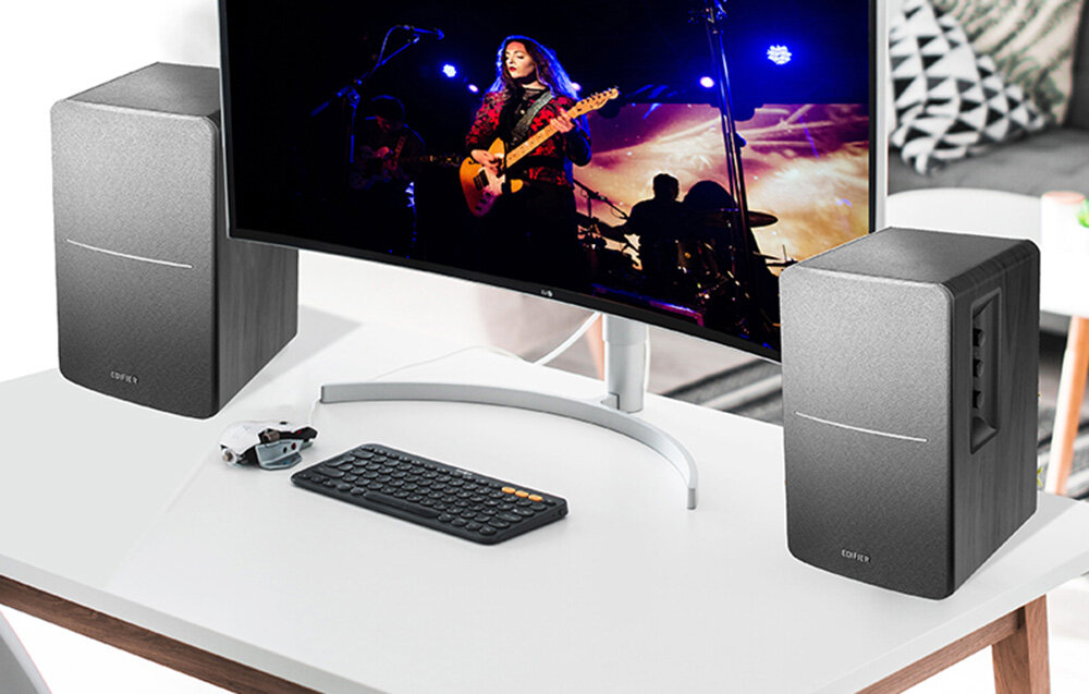 EDIFIER R1280T 2.0 głośniki stereo z portem bass reflex i głośnikiem 4 cale, głośniki stojące obok monitora na biurku