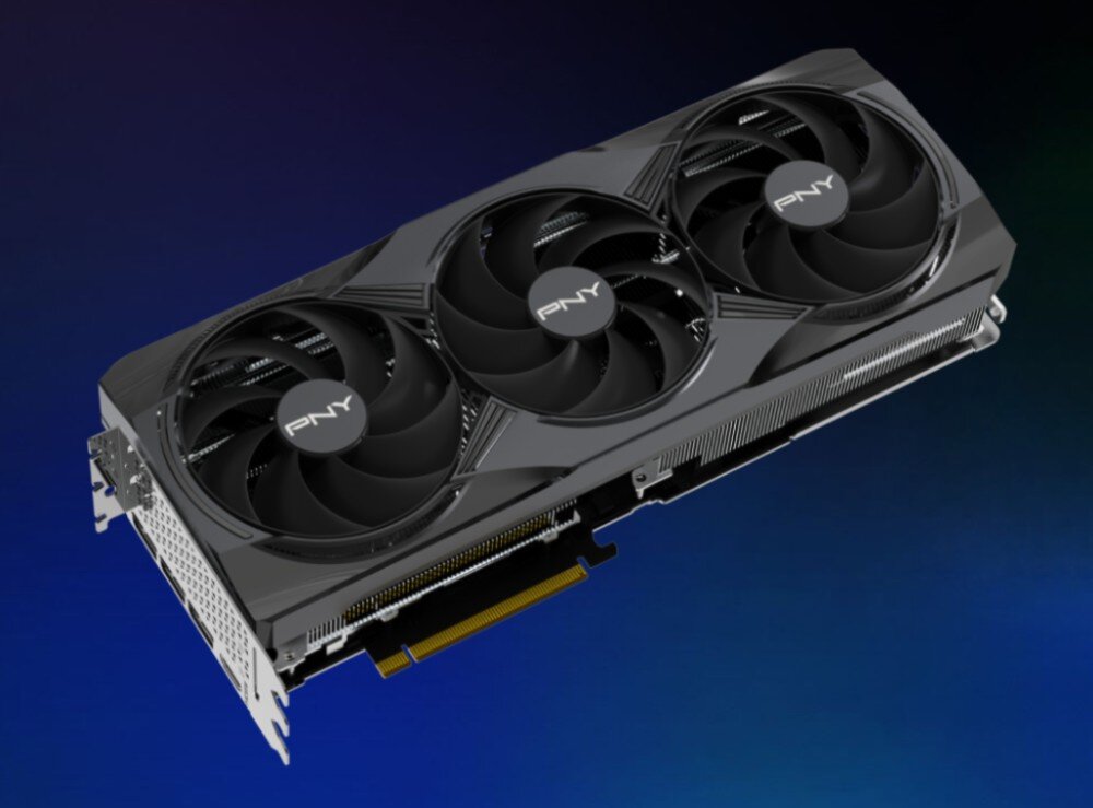 Karta graficzna PNY GeForce RTX 5070 Ti OC Triple Fan Plus 16GB Widok izometryczny karty graficznej pokazujący konstrukcję z trzema wentylatorami i perforowanym panelem bocznym