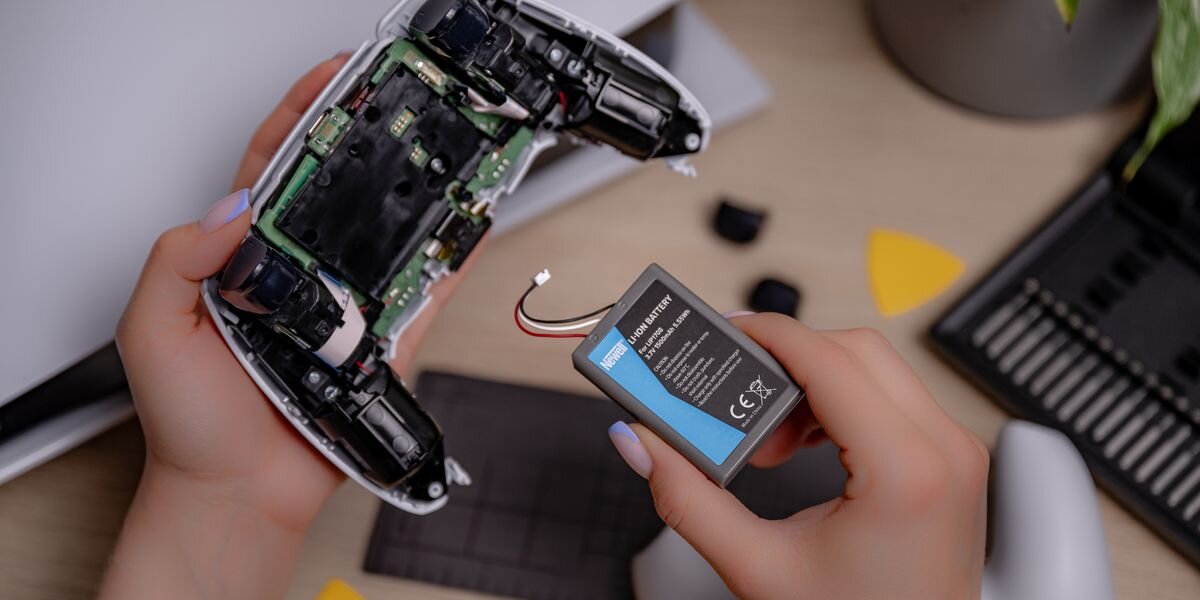 Akumulator NEWELL 1500 mAh LIP1708 do kontrolera DualSense Sony PlayStation 5, Dłonie trzymające rozebrany biały kontroler oraz nową baterię Li-ion marki Newell na tle narzędzi serwisowych, 1500mAh, Li-ion, 3,7V, DualSense