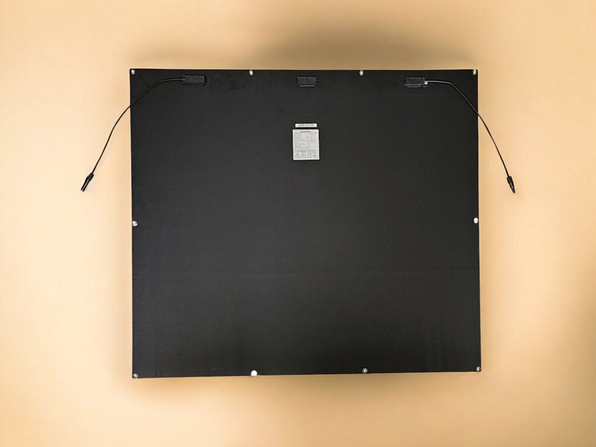 Panel fotowoltaiczny Sunman SMF200J 200W, lekki, elastyczny, łatwy montaż, różne powierzchnie, Widok pojedynczego panelu Sunman SMF200J 200W na białym tle, prezentacja od przodu.